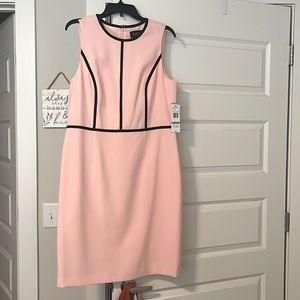 Sleeveless professional midi dress pink with black design